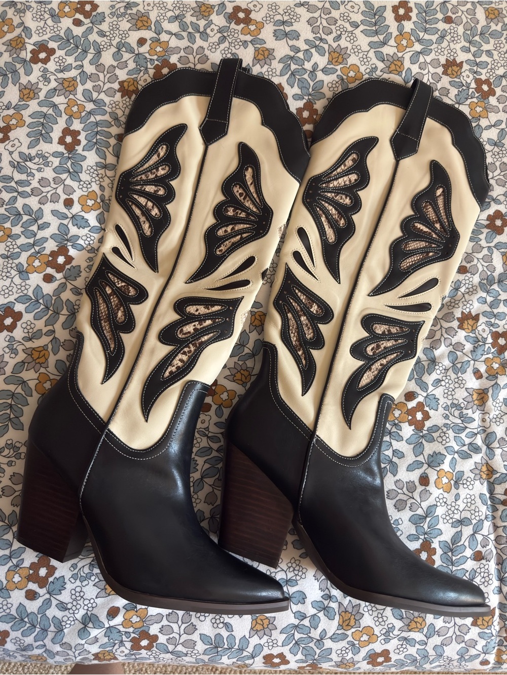 Women's Two-Tone Western Cowboy Boots - Black and Cream